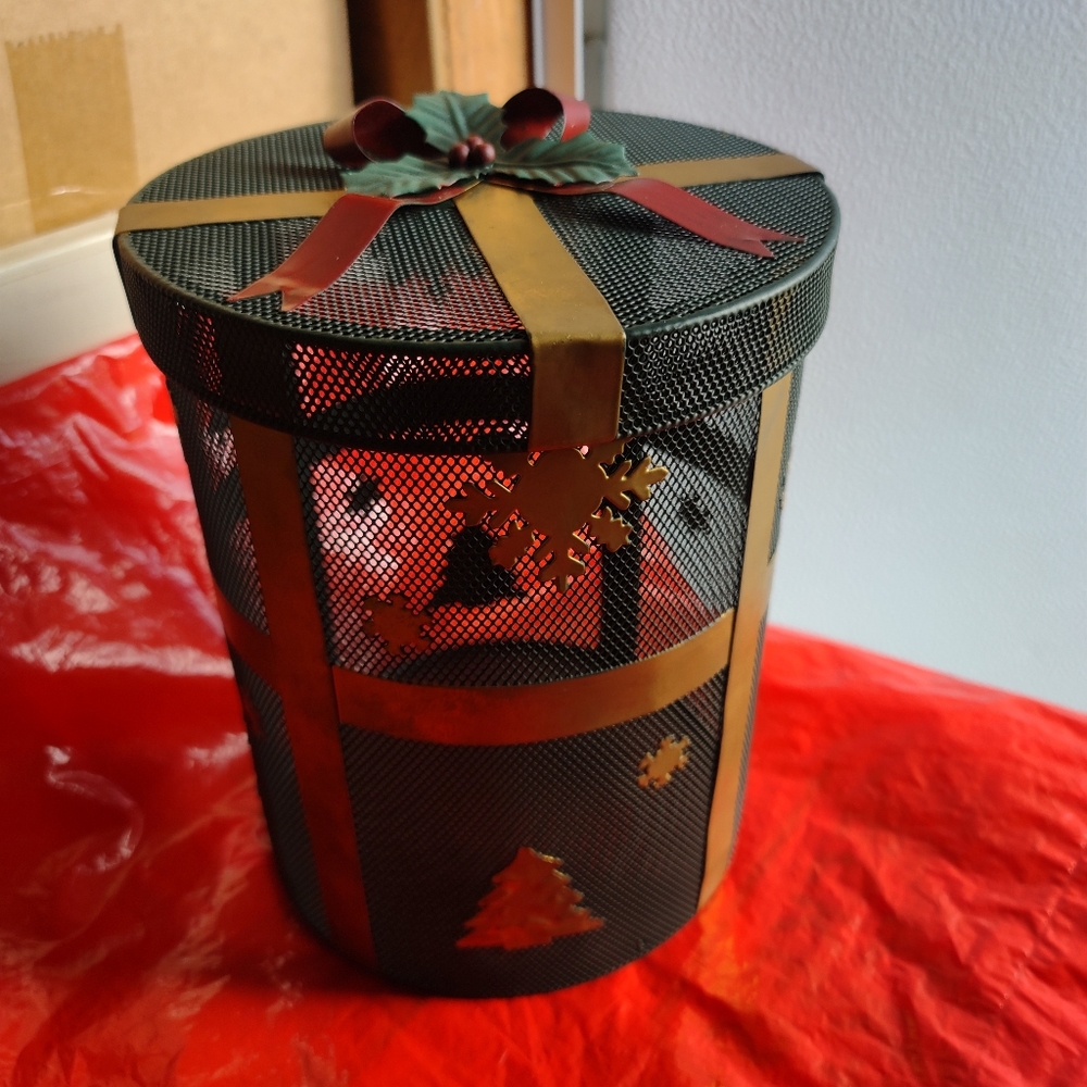 BRAND NEW!!! VINTAGE DECORATIVE CHRISTMAS COVERED BASKET OR USE OF YOUR CHOICE.